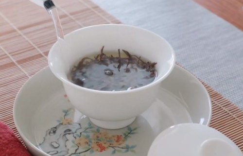 （沿杯壁环绕注水，水温为100℃）