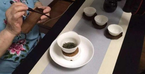 泡黄茶要不要摇香