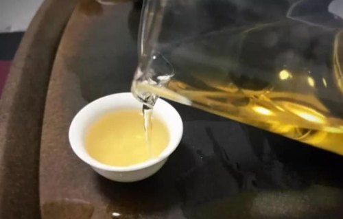 贡眉冲泡后的茶汤颜色